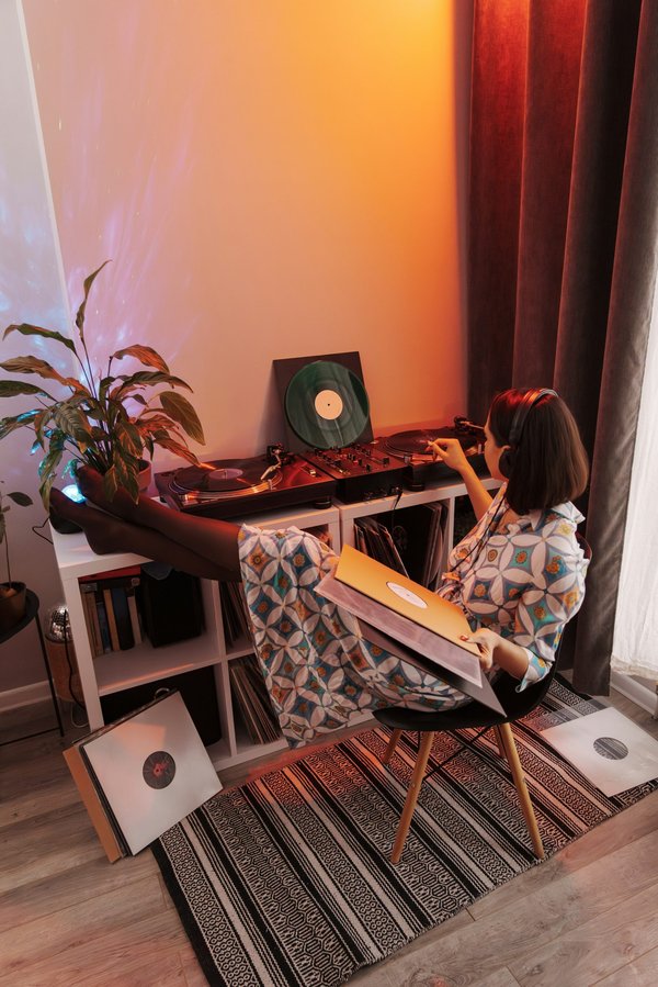 Vinyl hardcore : plongez dans l'énergie brute des platines