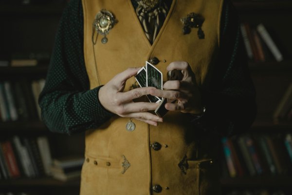 Découvrez l'art captivant du mentaliste à Lyon : Hugo Marceau